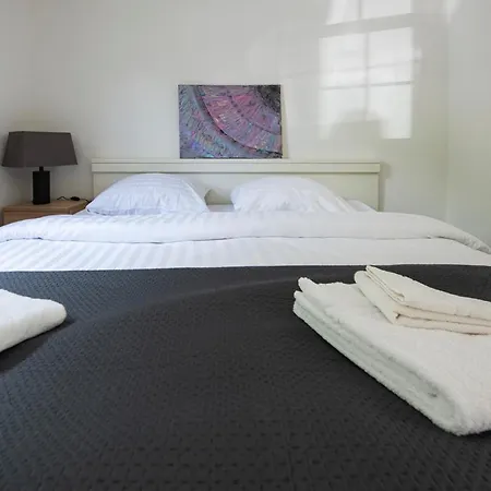 16, Geniet De Rust, & Gratis Parkeren!