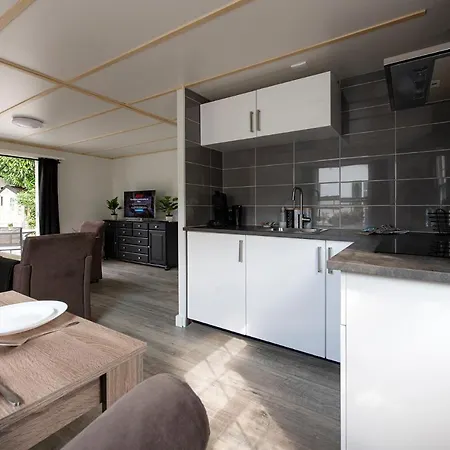 16, Geniet De Rust, & Gratis Parkeren!