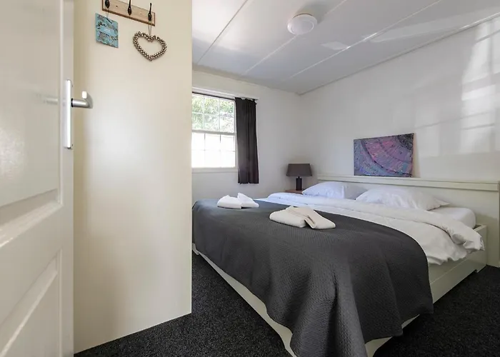 16, Geniet De Rust, & Gratis Parkeren!