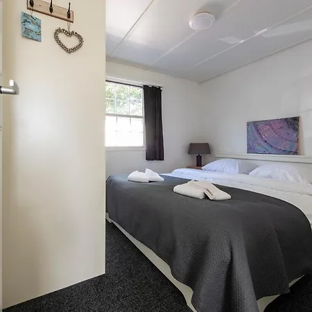 16, Geniet De Rust, & Gratis Parkeren!