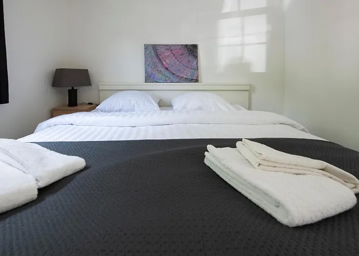 16, Geniet De Rust, & Gratis Parkeren!